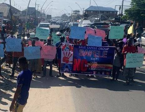 Angry youths protest against 'yahoo yahoo' in Delta State